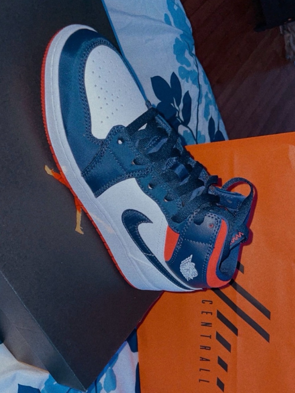 Jordan 1 Mid - Picture 7 of 7
